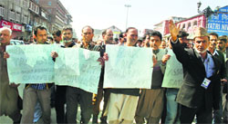 Businessmen protest against the state government in Srinagar on Saturday. Tribune photo: Yawar Kabli