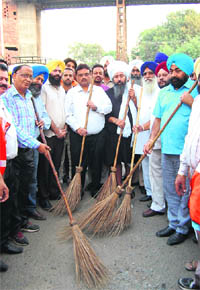 Baba Kashmir Singh Bhuriwale, MC Commissioner Pardeep Sabharwal and other volunteers at the initiation of the cleanliness drive in Amritsar on Sunday