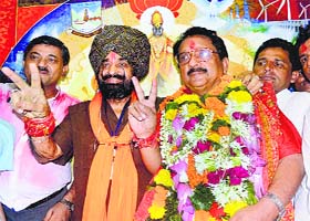 Singh is king: BJP candidate from Mulund Sardar Tara Singh flashes a victory sign after his win in Mumbai