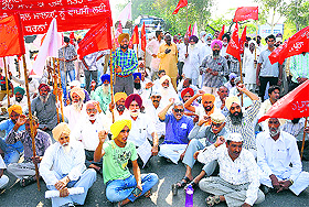 MP Dharamvira Gandhi along with farmers holds a protest on the Rajpura-Patiala highway on Sunday. 