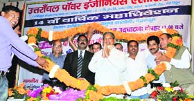 Chief Minister Harish Rawat being welcomed by members of the Power Engineers Association in Dehradun on Saturday