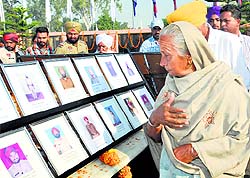 A woman pays tributes to martyrs in Jalandhar
