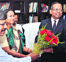 New Uttarakhand Chief Secretary N Ravi Shankar being welcomed by officials at the Secretariat in Dehradun on Tuesday.