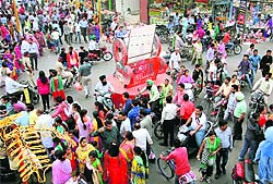 A huge rush of visitors in the market