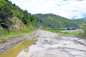 A view of a potholed Theog-Hatkoti road