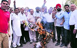 Members of the Jalandhar Block Congress burn an effigy of the Punjab Government against delay in paddy procurement at Grain Market in Jalandhar on Wednesday
