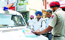 Traffic police issue a challan to a violator