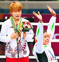Sarita Devi (R) presented her bronze medal to South Koreas Park Jina during the medal presentation ceremony at the Asian Games in Incheon