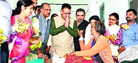 Mussoorie BJP legislator Ganesh Joshi offers fruits to patients at Doon Hospital on the occasion of BJP president Amit Shahs birthday in Dehradun on Wednesday.