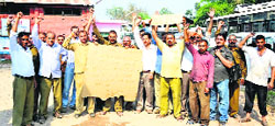 HRTC drivers of the Una depot protest non-payment of allowance in Una on Friday. Photo: Rajesh Sharma