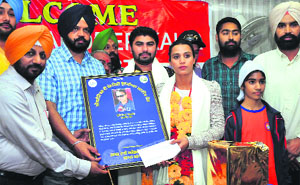 Mandeep Kaur being honoured at Circuit House in Ludhiana.