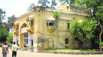 Though protected by the ASI, the north gate of the Rambagh palace currently houses the Service Club