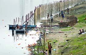CLEARING THE DECKS: Workers prepare the Yamuna Ghat for Chhath Puja in New Delhi on Sunday