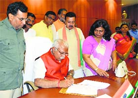 CM Manohar Lal Khattar takes charge at the Haryana Civil Secretariat in Chandigarh on Sunday in the presence of Cabinet ministers and Chief Secretary Shakuntala Jakhu (in pink saree)