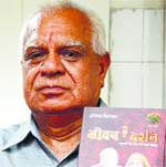 Yashpal Bangia with his sixth book for senior citizens, Jeevan DarshanAnubhavon ki Geeta ka Amrit Kalash.