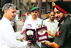 MoS Defence Rao Inderjit Singh (L) at the Western Command headquarters in Chandimandir