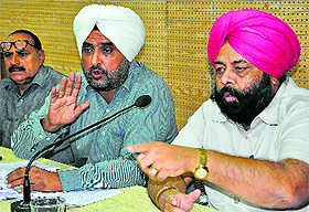 Punjab Brick Kiln Owners Association general secretary Inder Pal Singh Walia (R) and press secretary Sarbjit Singh Dhillon at a press conference in Chandigarh on Sunday.
