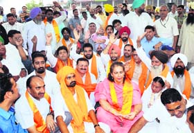 CPS Dr Navjot Kaur (centre), members of the Punjab Majha Zone Property Dealers Association and Congress leaders hold a dharna in Amritsar on Monday
