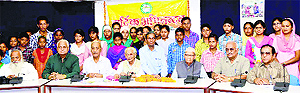 Vice-Chairman and member of the State Freedom Fighters Welfare Board Sushil Rattan and Satya Mitra Bakshi, with members of the Himotkarsh Parishad and children at the Bachat Bhawan in Una on Monday. Photo: Rajesh Sharma 