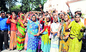 Vendors protest at the office of Mukhya Nagar Adhikari in Dehradun on Monday. 