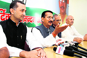 State Congress president Kishore Upadhaya (C) addresses mediapersons in Dehradun on Monday. 