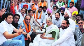 BJP leader Laxmi Kanta Chawla takes part in the agitation that was held by the Punjab Majha Zone Property Dealers Association.