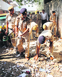 Police personnel on a Swachh Bharat Abhiyan in Gurgaon's Sector 5 police station area on Tuesday
