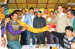 Chief Minister Virbhadra Singh being welcomed by the Panchayat Takniki Sahayak Sangh in Dharamsala on Tuesday. Photo: Kamaljeet