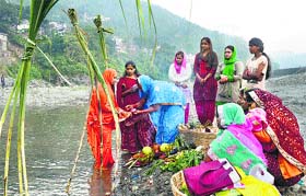 Together in devotion: Women offer Chhath prayers on the banks of the Beas in Mandi on Wednesday