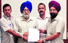 Members of the Gazetted and Non-Gazetted SCBC Employees Welfare Federation (Punjab) hand over a memorandum to Punjab Vidhan Sabha Speaker Charanjit Singh Atwal