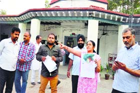 Kin of the deceased protest police inaction at the Division No. 8 police station in Ludhiana