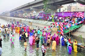 Chhath fervour: Devotees perform the Chhath Puja rituals near Sidhwan Canal in Ludhiana on Wednesday