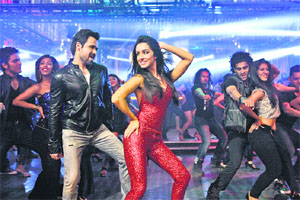 Emraan Hashmi and Shraddha Kapoor in the song Dance Basanti