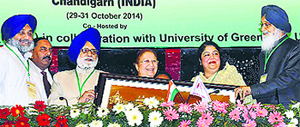 Punjab CM Parkash Singh Badal and Punjab Vidhan Sabha Speaker Charanjit Singh Atwal present a memento to Lok Sabha Speaker Sumitra Mahajan, as Bangladesh Speaker (second from right) Shirin Sharmin Chaudhary and Punjab Deputy CM Sukhbir Badal look on, in Chandigarh