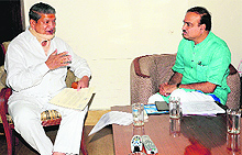 Chief Minister Harish Rawat with Union Chemicals and Fertilisers Minister Ananth Kumar in New Delhi on Wednesday