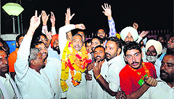 Congress leader Mohan Lal Jhumba (centre) with his supporters outside the Bathinda Central Jail on Thursday