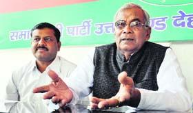 State president of Samajwadi Party SN Sachan addresses a press conference in Dehradun on Thursday