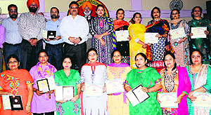 MC Commissioner Pardeep Sabharwal honours school teachers for their contribution in Swachh Bharat Abhiyan in Amritsar on Friday