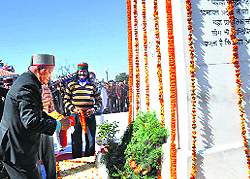 Chief Minister Virbhadra Singh pays floral tributes to former Prime Minister late Indira Gandhi in Shimla on Friday