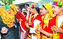 Chief Minister Virbhadra Singh being welcomed by schoolchildren at Okhroo in Shimla on Friday