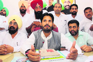Congress MLA from Gidderbaha and the partys Bathinda in-charge Amarinder Singh Raja (centre) Warring addresses media persons in Bathinda on Saturday.