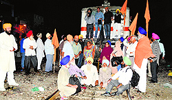 Activists of the Sikh organisations protest