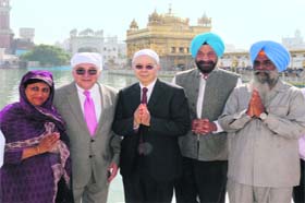 Members of a delegation of Hofstra University with former Rajya Sabha MP Tarlochan Singh at Golden Temple in Amritsar on Sunday