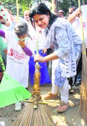BJP MP Poonam Mahajan during a cleanliness drive as a part of Swachh Bharat Abhiyan in Mumbai on Sunday.