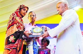 RSS chief Mohan Bhagwat honours the wife of soldier Hemraj, who was killed by the Pakistani army near the LoC, during the Young Resolution Camp in Agra on Sunday.