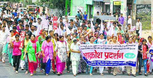 Women of social organisations protesting for a thorough probe into the suicide of the minor girls in Rohtak. They felt humiliated because they were being teased and stalked.