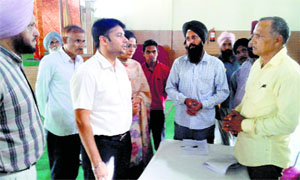 Villagers meet Patiala Deputy Commissioner Varun Roojam in Dakala