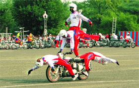 The daredevil stunts on 350 cc bikes, performed by a motorcycle team from Bangalore, were cheered by a massive crowd. The Shwet Ashva team holds the world record of carrying 151 men on 11 motorcycles, covering a distance of 215 metres.