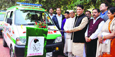 Uttarakhand Health Minister Surendra Singh Negi flags off Khushiyon ki Sawari ambulance service for Rudraprayag district at Yamuna Colony in Dehradun on Tuesday. Tribune photo: Abhyudaya Kotnala