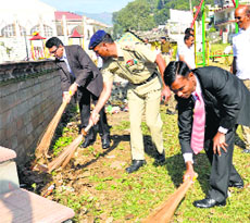 DC Sandeep Kadam, Home Guard Commandent KC Thakur and ADC Gopal Chand take part in sanitation drive in Mandi on Monday.
